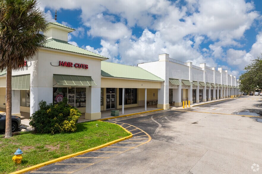 7841 Pines Blvd, Hollywood, FL à louer - Photo de l’immeuble – Image 1 sur 7