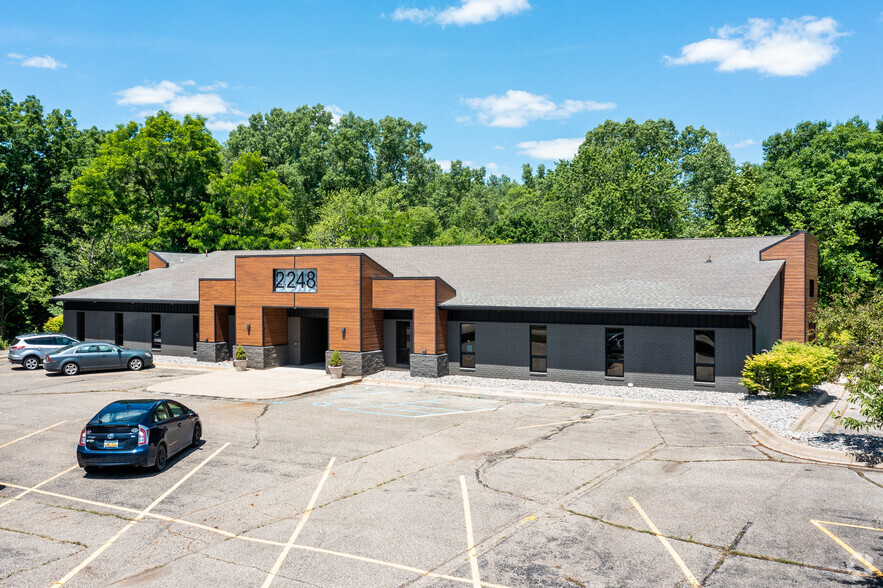 2248 Mount Hope Rd, Okemos, MI à louer - Photo de l’immeuble – Image 1 sur 4