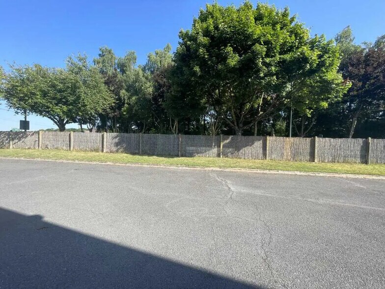 Local commercial dans Novillers à vendre - Photo de l’immeuble – Image 3 sur 10