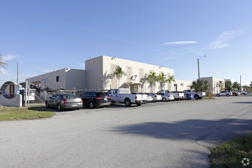 821-841 NW 57th Pl, Fort Lauderdale, FL à vendre - Photo de l’immeuble – Image 3 sur 8