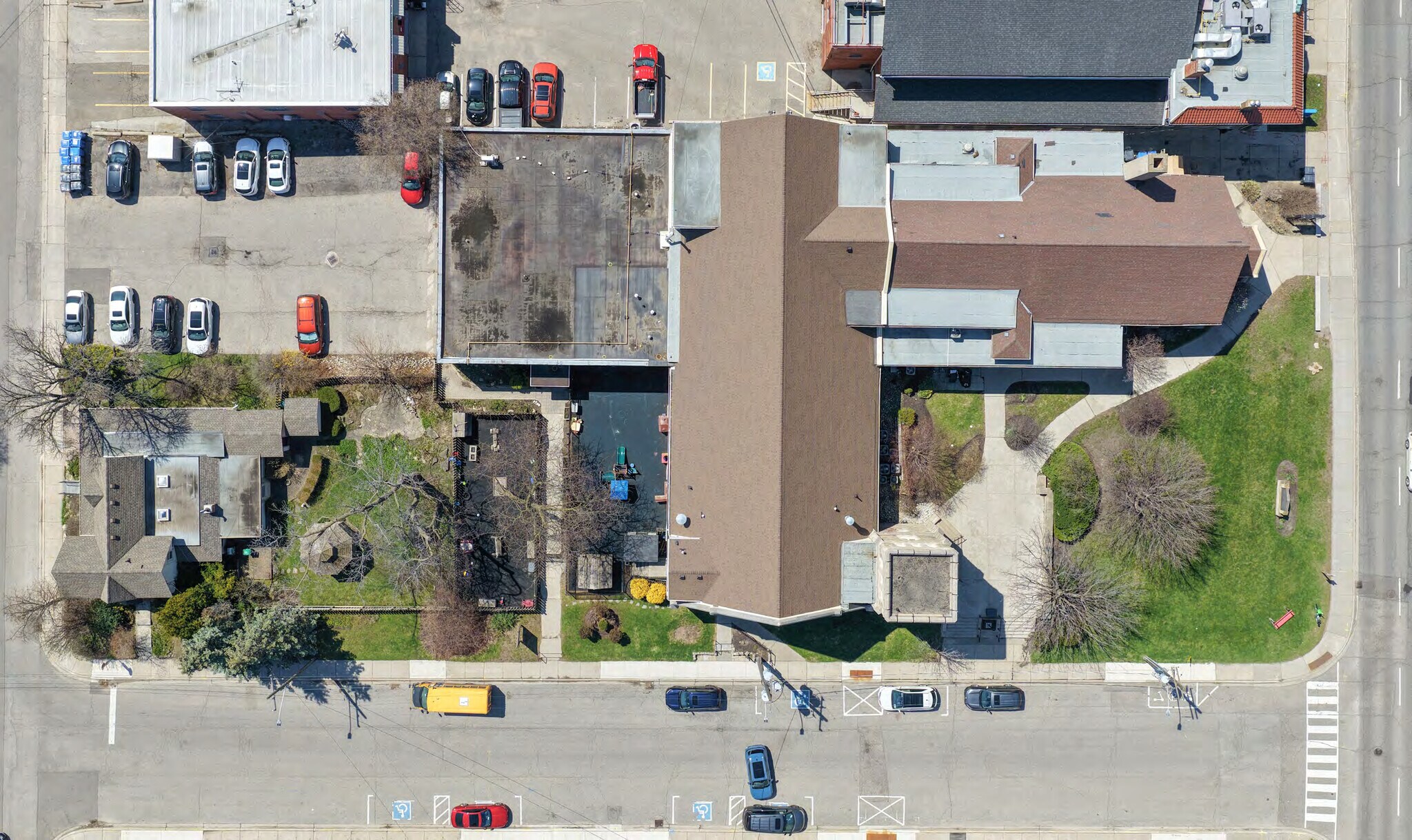 151 Lakeshore Rd W, Mississauga, ON à vendre Photo de l’immeuble– Image 1 sur 28