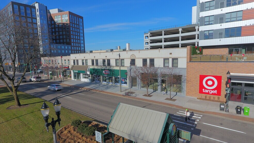 115-119 E Grand River Ave, East Lansing, MI à vendre - Photo de l’immeuble – Image 2 sur 12
