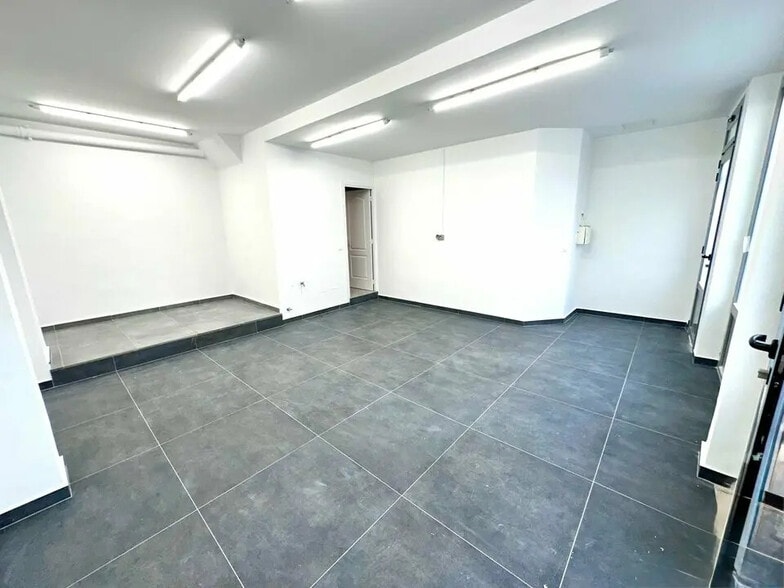 Local commercial dans Beausoleil à louer - Photo de l’immeuble – Image 2 sur 3