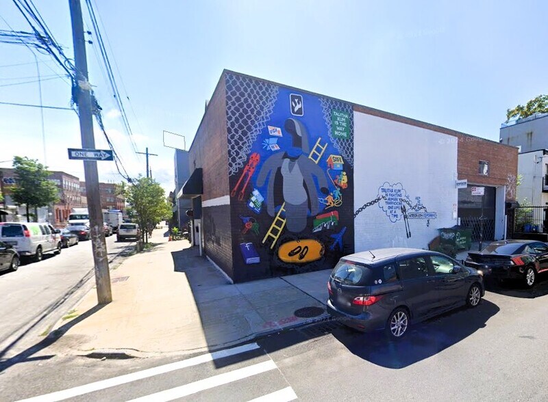 972 Metropolitan Ave, Brooklyn, NY à vendre - Photo de l’immeuble – Image 2 sur 3