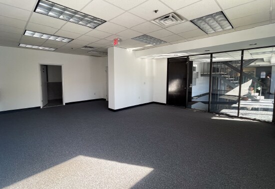 163 Bridge Rd, Islandia, NY à louer - Photo de l’immeuble – Image 3 sur 13