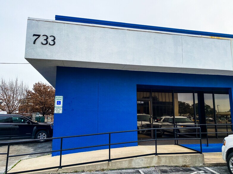 733 Fort Worth Dr, Denton, TX à vendre - Photo de l’immeuble – Image 3 sur 19