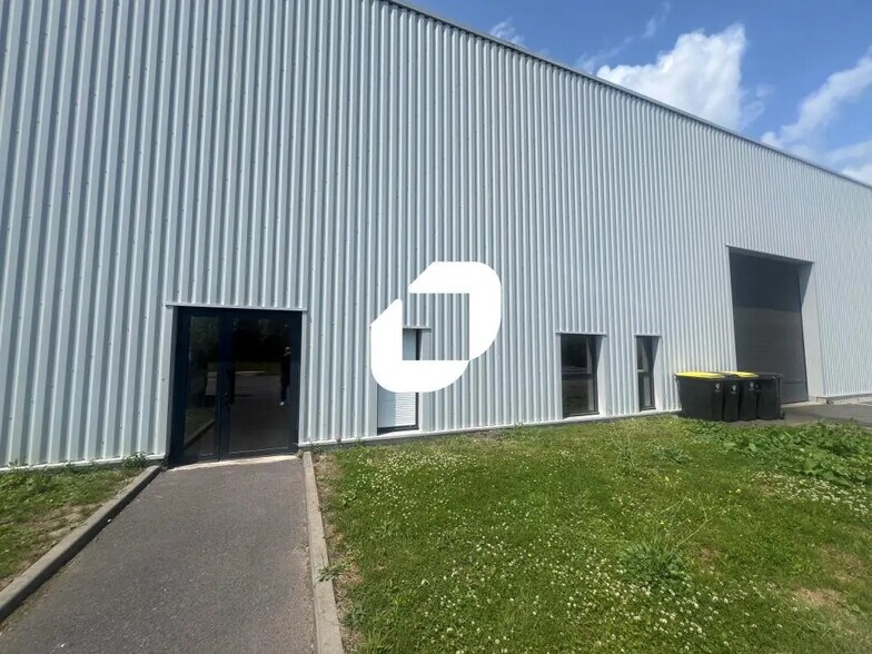 Local d’activités dans Sars-et-Rosières à louer - Photo de l’immeuble – Image 2 sur 17