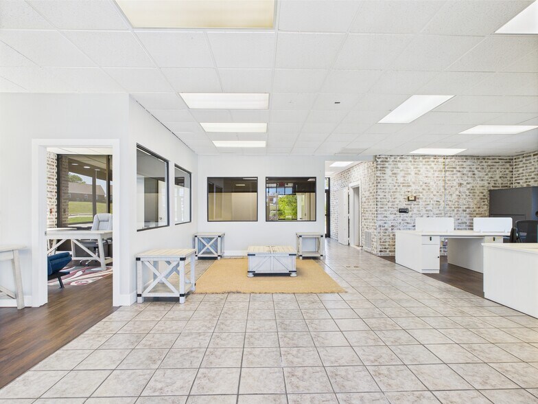 595 VFW Memorial Dr, Saint Robert, MO à louer - Photo de l’immeuble – Image 3 sur 51