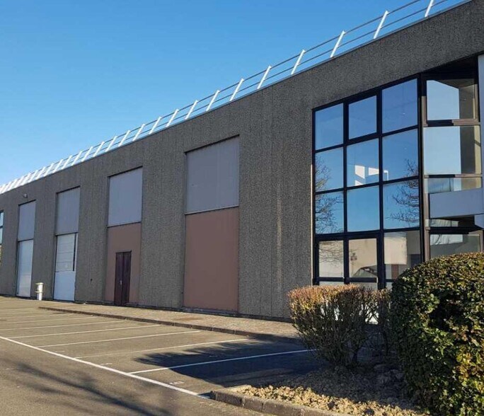 6/8 Rue Marie Curie, Coignières à louer - Photo de l’immeuble – Image 2 sur 3