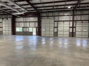 125 N Commercial Dr, Mooresville, NC à louer Photo intérieure– Image 2 sur 4