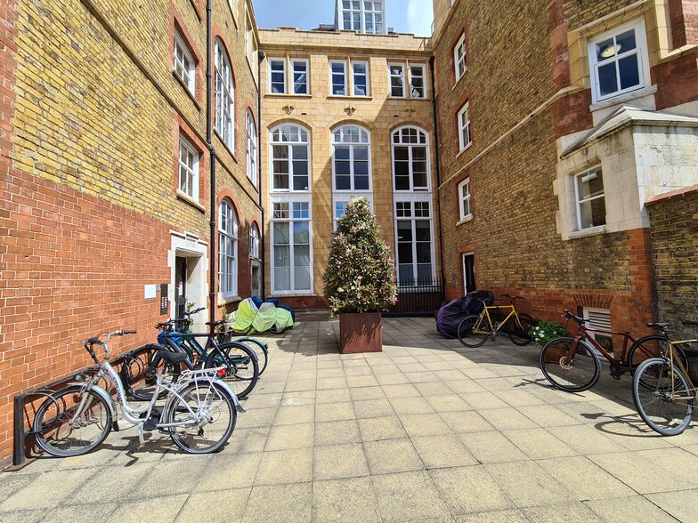 Kingsway Pl, Londres à vendre - Photo de l’immeuble – Image 3 sur 5