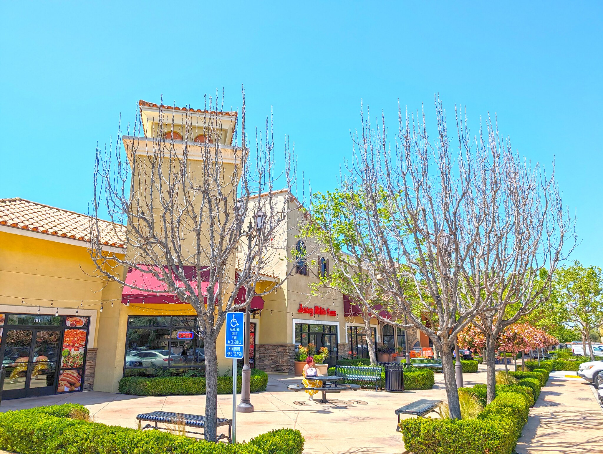 140-200 W Los Angeles Ave, Moorpark, CA à louer Photo de l’immeuble– Image 1 sur 4