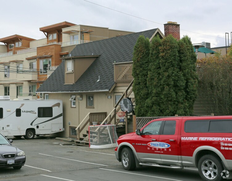 7167-7173 W Saanich Rd, Central Saanich, BC à louer - Photo de l’immeuble – Image 2 sur 4