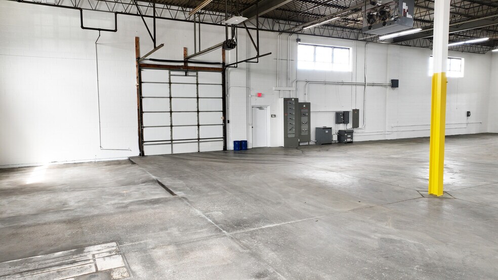 1550 Arthur Ave, Elk Grove Village, IL à louer - Photo de l’immeuble – Image 3 sur 9