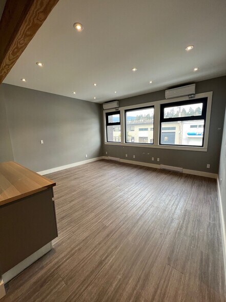 1127 W 14th St, North Vancouver, BC à louer - Photo intérieure – Image 1 sur 5