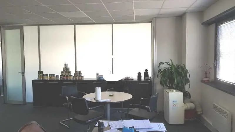 Bureau dans Roissy-en-France à louer - Photo de l’immeuble – Image 3 sur 6