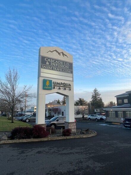 2720 Commercial St, Salem, OR à louer - Photo de l’immeuble – Image 3 sur 17