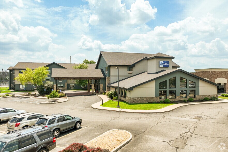 2902 E DuPont Rd, Fort Wayne, IN à vendre - Photo de l’immeuble – Image 2 sur 5
