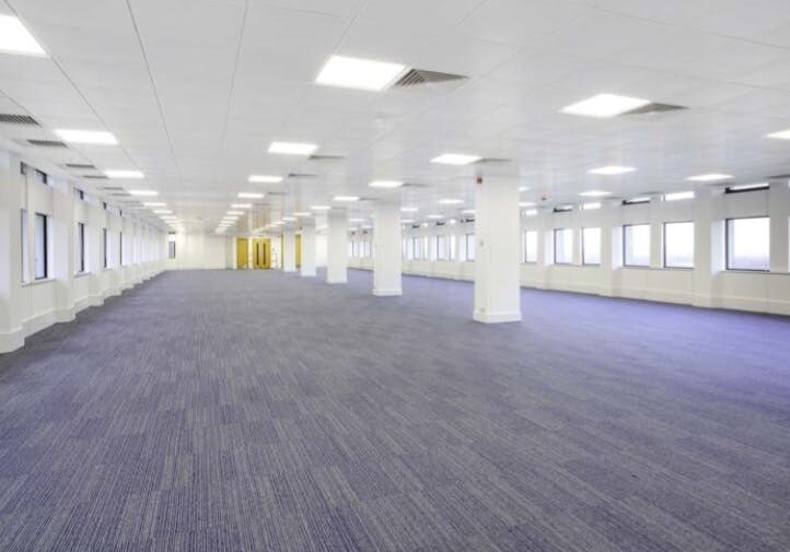 Cawsey Way, Woking à louer - Photo de l’immeuble – Image 1 sur 5
