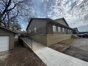7445 University Blvd, Des Moines, IA à louer Photo de l’immeuble– Image 2 sur 13