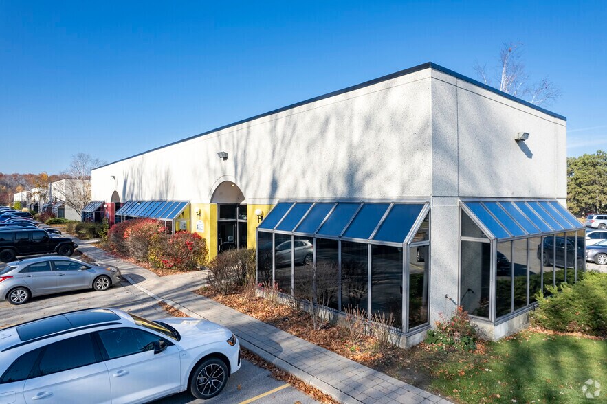 120 W Beaver Creek Rd, Richmond Hill, ON à vendre - Photo de l’immeuble – Image 2 sur 2