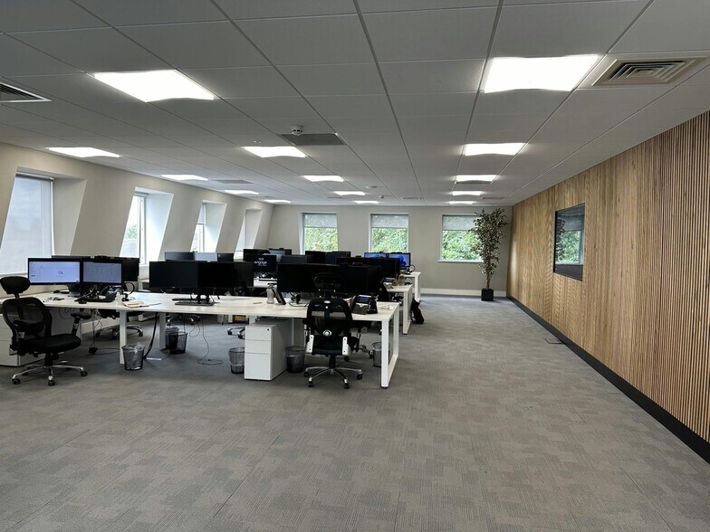 2 Esher Rd, Walton On Thames à louer - Photo de l’immeuble – Image 2 sur 5