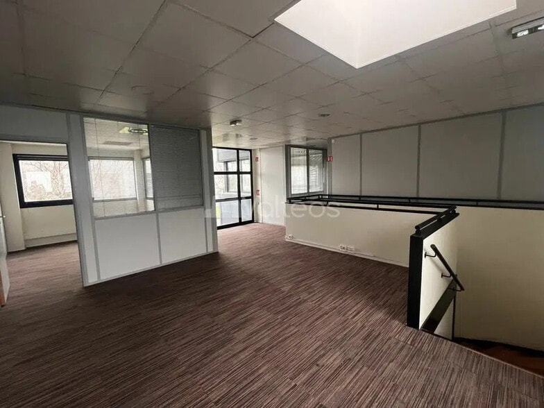 Bureau dans Villeneuve-lès-Bouloc à louer - Photo de l’immeuble – Image 3 sur 7