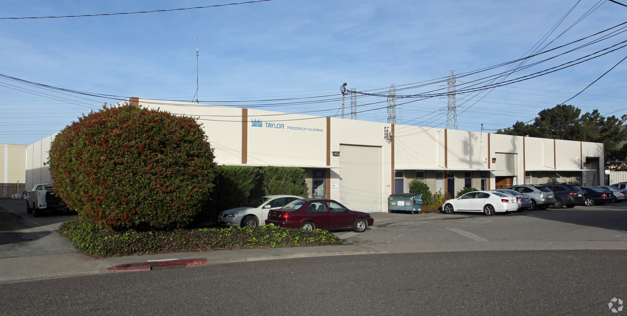 221-229 Harris Ct, South San Francisco, CA à louer Photo principale– Image 1 sur 3