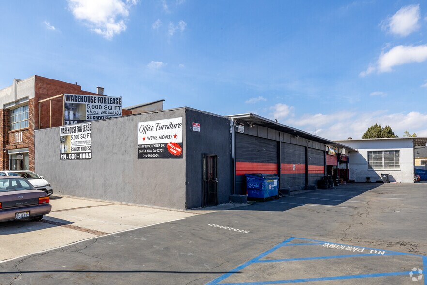 1111 E 4th St, Santa Ana, CA à vendre - Photo de l’immeuble – Image 3 sur 7
