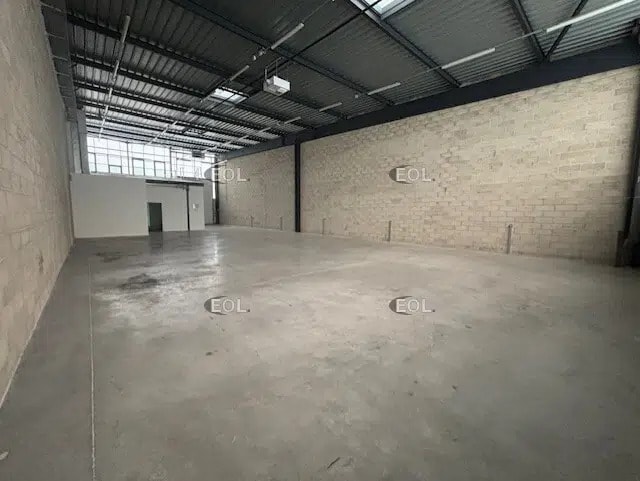 Local d’activités dans Le Coudray-Montceaux à louer - Photo de l’immeuble – Image 3 sur 8