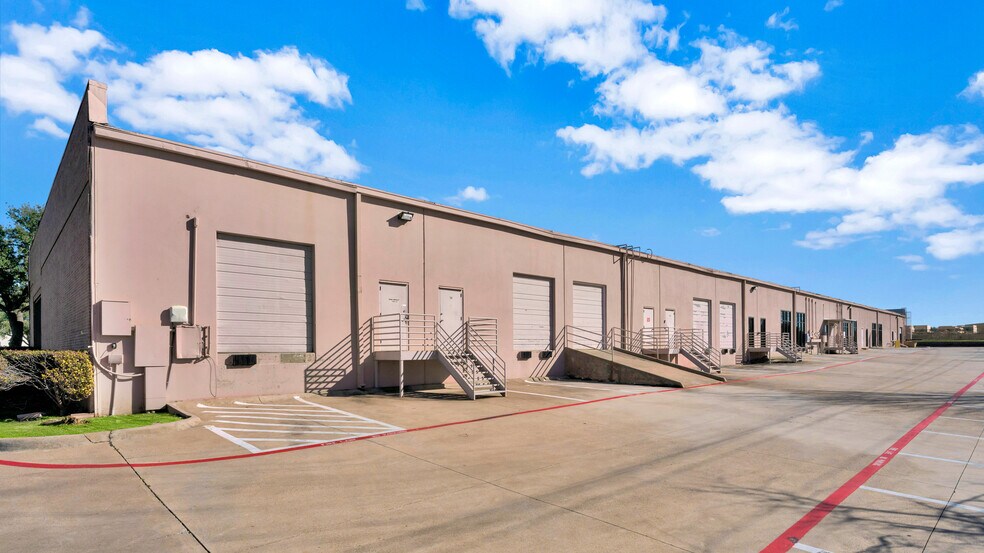 2155 Chenault Dr, Carrollton, TX à louer - Photo de l’immeuble – Image 2 sur 8
