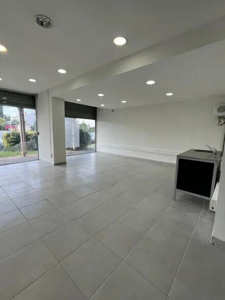 Local commercial dans Saint-Jean à louer - Photo de l’immeuble – Image 3 sur 5