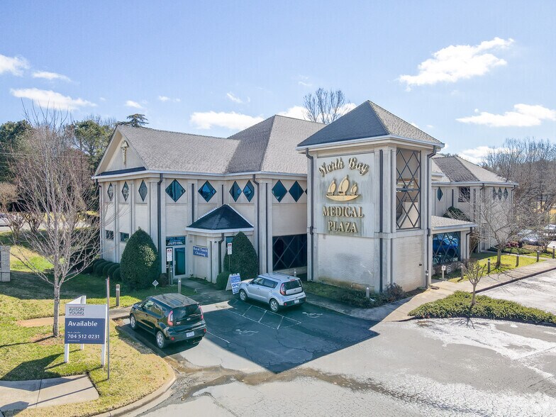 9816 Sam Furr Rd, Huntersville, NC à vendre - Photo principale – Image 1 sur 8