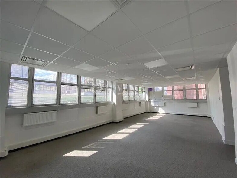 Bureau dans Fontenay-sous-Bois à louer - Photo de l’immeuble – Image 1 sur 7