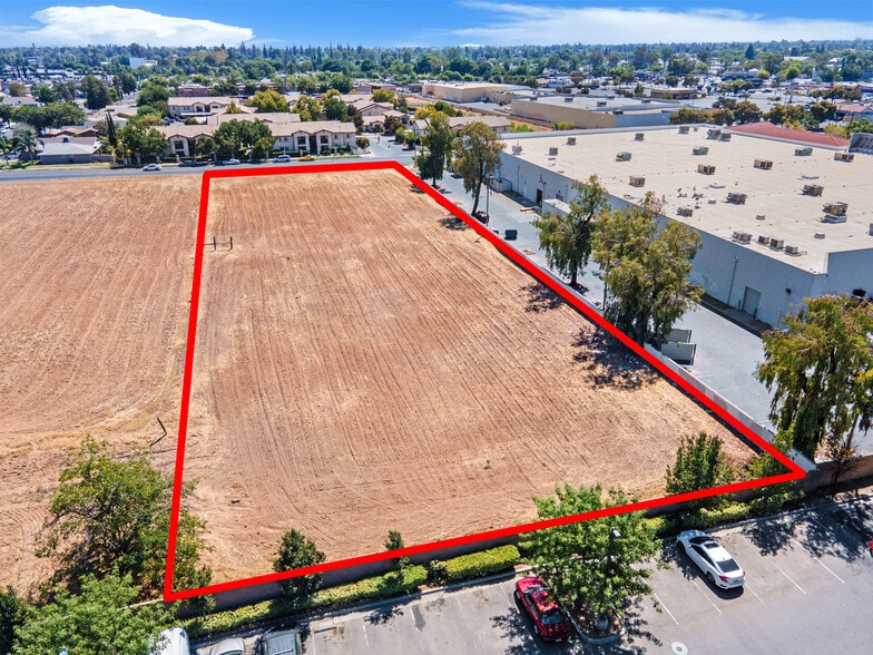 NEC Country Club Dr & Sherwood Ave, Madera, CA à vendre - Photo de l’immeuble – Image 3 sur 22