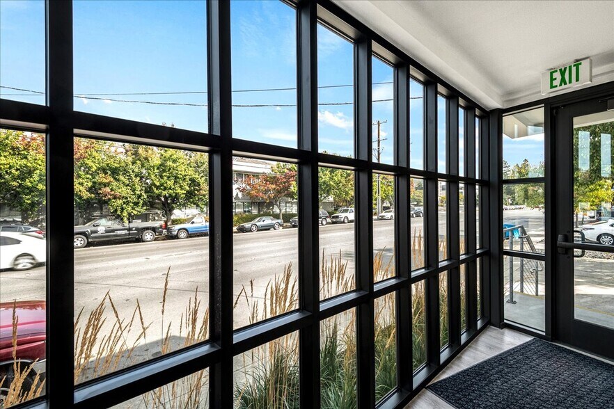 2566 Bay Rd, Redwood City, CA à vendre - Photo de l’immeuble – Image 3 sur 20