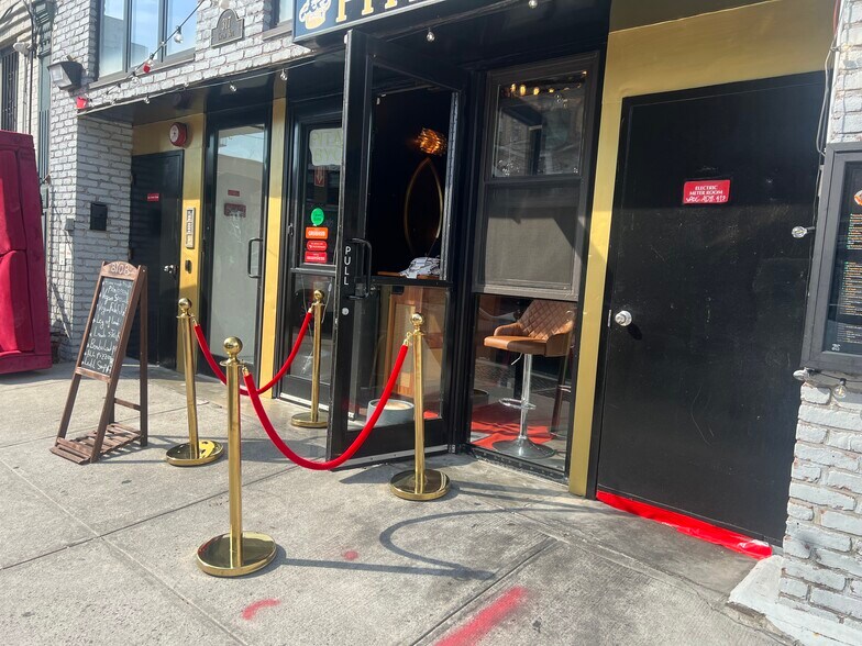 317 Union Ave, Brooklyn, NY à louer - Photo de l’immeuble – Image 1 sur 4