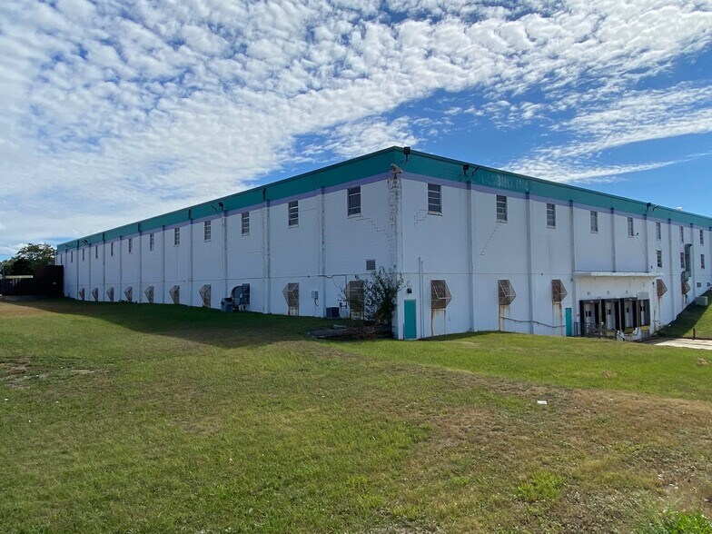 60 Delta Dr, Pawtucket, RI à louer - Photo de l’immeuble – Image 2 sur 10