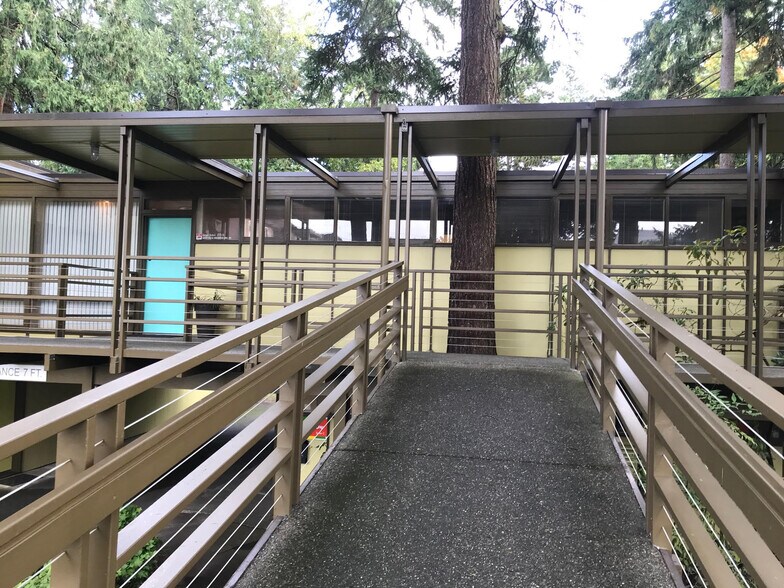 18532 Firlands Way N, Shoreline, WA à louer - Photo de l’immeuble – Image 2 sur 4