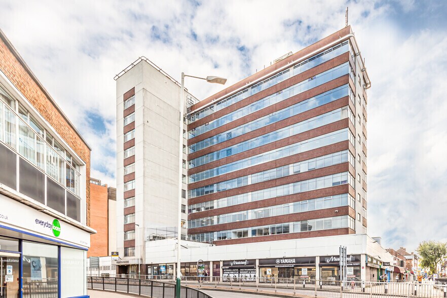 St Edwards Way, Romford à louer - Photo principale – Image 1 sur 26