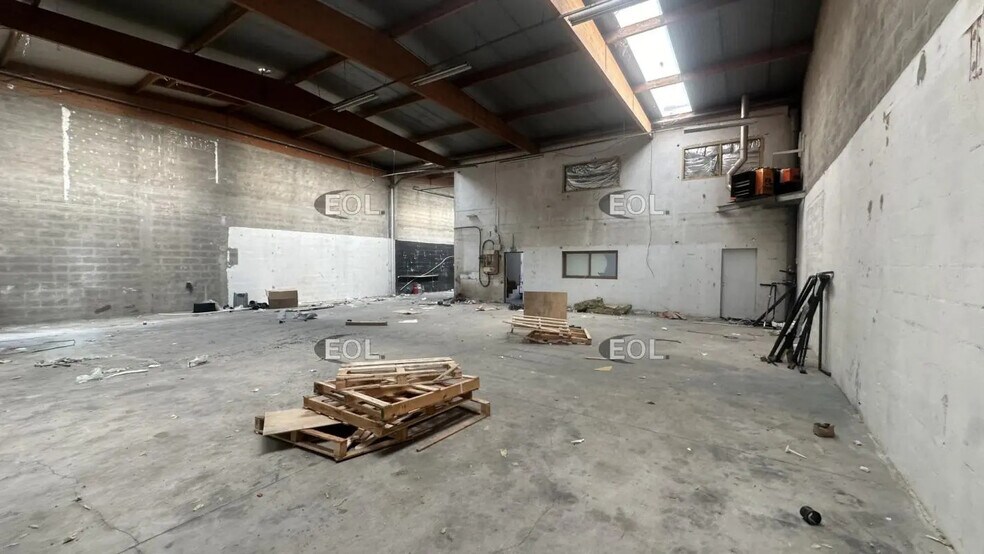Local d’activités dans Émerainville à louer - Photo de l’immeuble – Image 2 sur 10