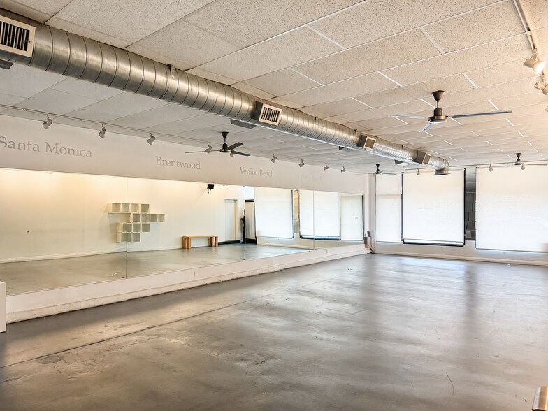 1330 N Highland Ave, Los Angeles, CA à louer - Photo de l’immeuble – Image 3 sur 6