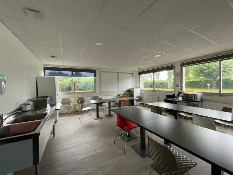 697 Rue Fourny, Buc à louer Photo de l’immeuble– Image 1 sur 1