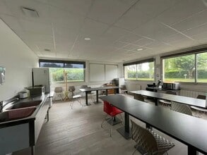 697 Rue Fourny, Buc à louer Photo de l’immeuble– Image 1 sur 1