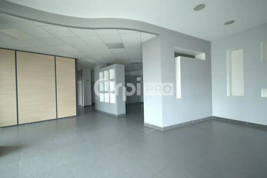 Local commercial dans Saint-Priest à louer - Photo de l’immeuble – Image 1 sur 12