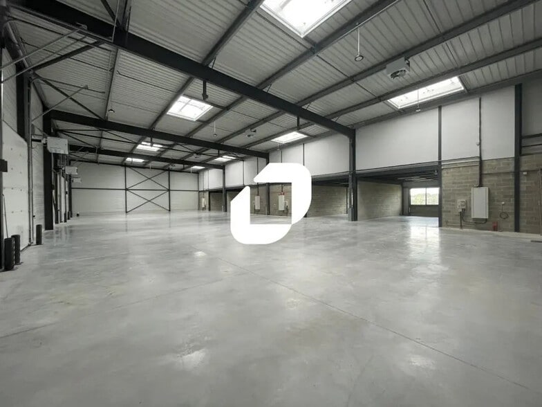 Local d’activités dans Saint-Léonard à louer - Photo de l’immeuble – Image 1 sur 7