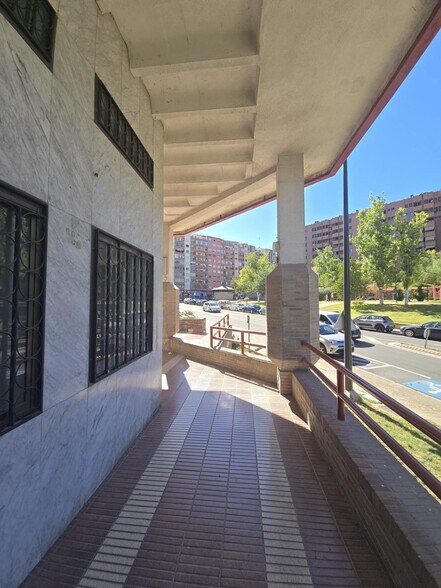 Local commercial dans Zaragoza, Zaragoza à vendre - Hall d’entrée – Image 1 sur 16