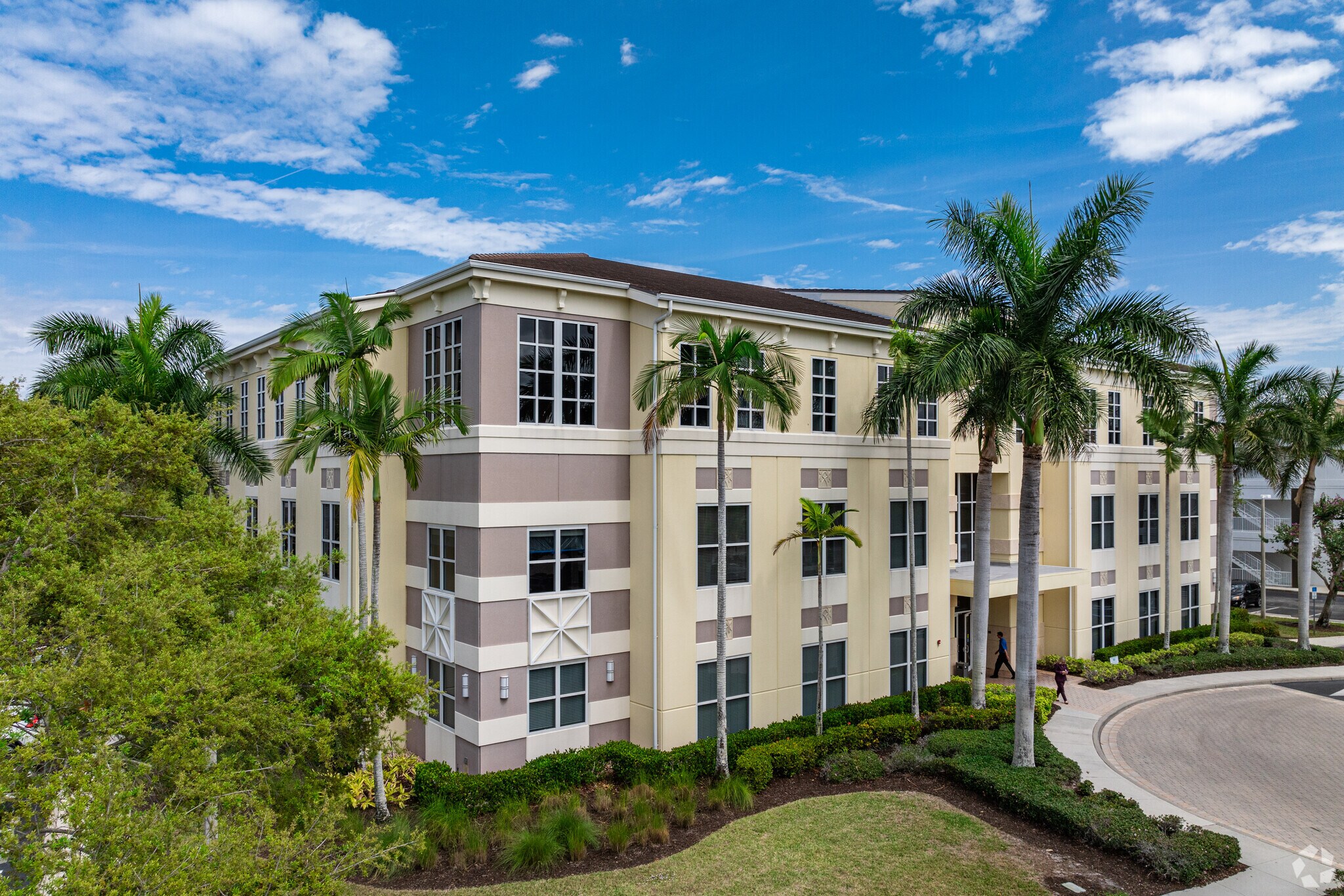 1395 Panther Ln, Naples, FL à louer Photo principale– Image 1 sur 17