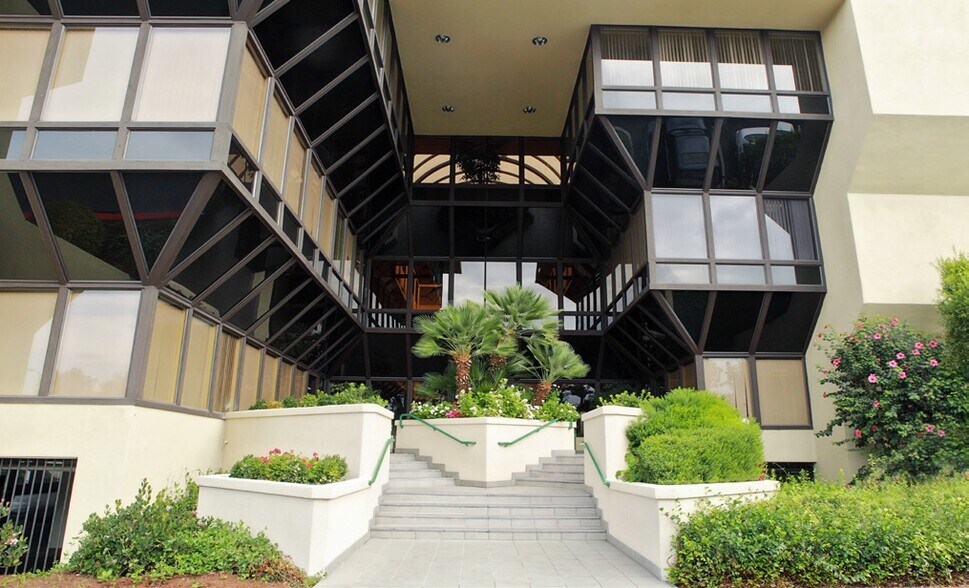 950 S Bascom Ave, San Jose, CA à louer - Photo de l’immeuble – Image 2 sur 27