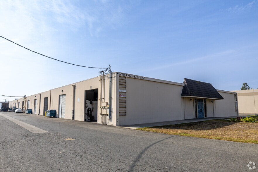 1450 W Collins Ave, Orange, CA à louer - Photo de l’immeuble – Image 2 sur 8